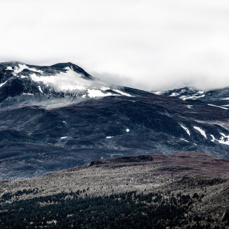 The North dramaattinen vuoristomaisema valokuvatapetti Rebel Wallsilta R16371 image