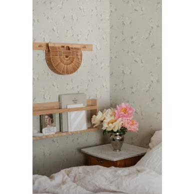 Beige kukkatapetti makuuhuoneeseen Engla Sandbergilta S10186 kuva