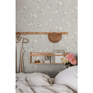 Makuuhuoneen harmaa kukkatapetti Engla Sandbergilta S10187 kuva
