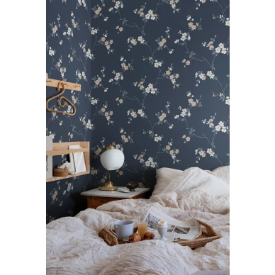 Makuuhuoneen romanttinen kukkatapetti Sandbergilta Engla S10189 kuva