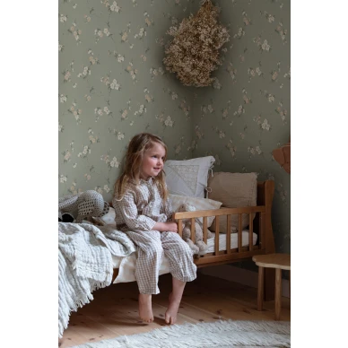 Romanttinen kukkatapetti lastenhuoneeseen Engla Sandbergilta S10188 kuva