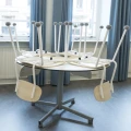 tuolisukka vaaleanharmaa luokkahuoneessa