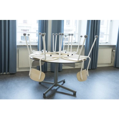 tuolisukka vaaleanharmaa luokkahuoneessa kuva