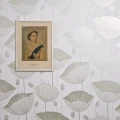 Poppy valkoinen hopeinen retrotyylinen kukkatapetti Miss Printilta