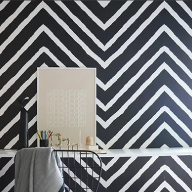 Flow mustavalkoinen raidallinen tapetti Mimoulta kuva