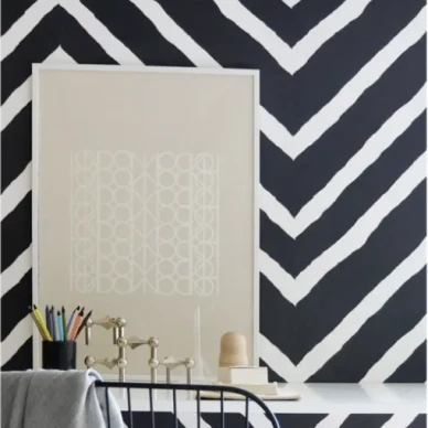 Flow mustavalkoinen raidallinen tapetti tyohuoneeseen Mimoulta kuva