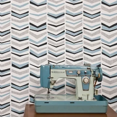 Chevron sininen harmaa raidallinen retrotapetti Miss Printilta image