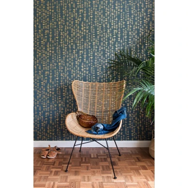 Ditrto sini kultainen tapetti piristaa hauskasti kodin olohuonetta kuva