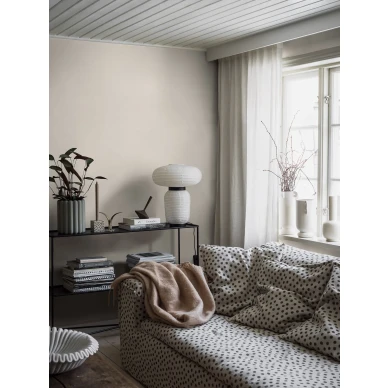 Olohuoneen valkoinen tapetti Borastapeterilta Soft Linen 4305 kuva