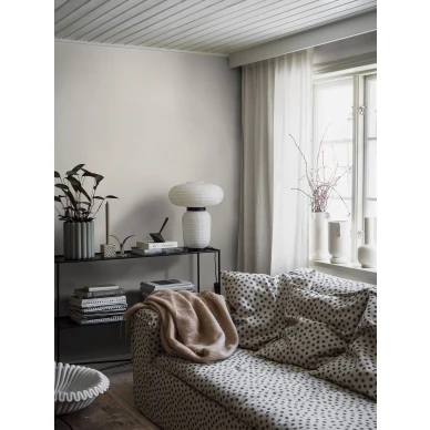 Olohuoneen vaaleanbeige tapetti Borastapeterilta Flax Fiber 4310 kuva