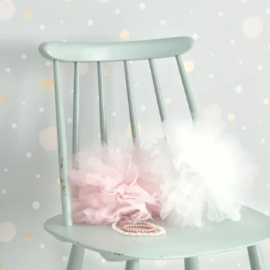 Confetti harmaa kulta pilkullinen lastentapetti Majvillanilta kuva