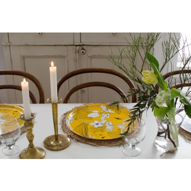 Keltainen pyorea tarjotin kuva