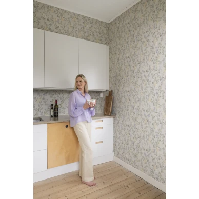 Keittion kukkatapetti Kvitten Sandbergilta S10169 kuva