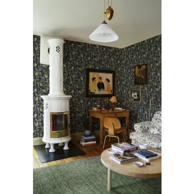 Kvitten tumma kukkatapetti Sandbergilta 432 96 kuva