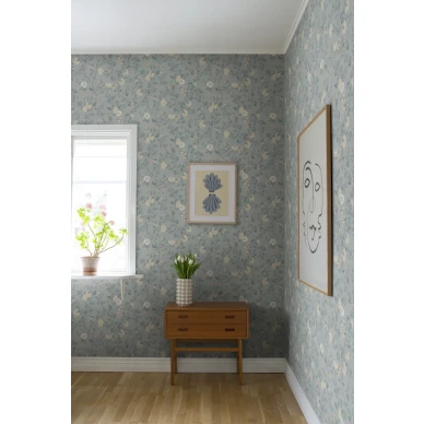 Sininen tapetti Kvitten kukkakuviolla Sandbergilta S10168 kuva