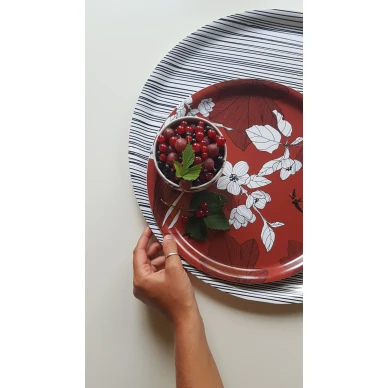 Punainen pyorea pohjanmaa tarjotin ja iso mustavalkoinen Svedjehamn tarjotin kuva