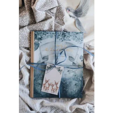 Mrs Mighetto Ensam i Bokstävernas Land bok image