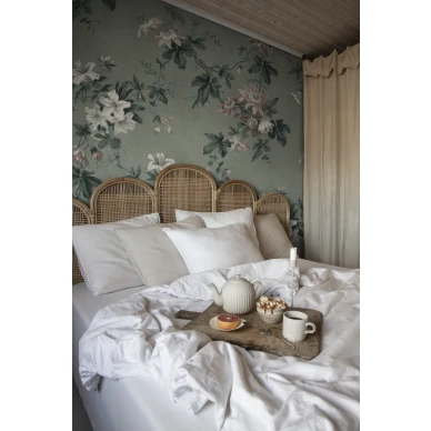 Makuuhuoneen tapetti Faded Passion vihrea kukkatapetti Sandbergilta 623 26 image