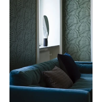 Myfair löftapeter på en mörkgrön bakgrund med silvergröna blad image