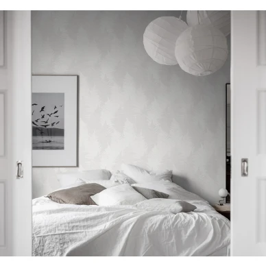 Makuuhuoneen vaalea lehtitapetti Borastapeterilta Fern Forest 1163 kuva