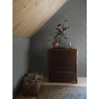 Olohuoneen sininen kukkatapetti Hip Rose 4728 Borastapeterilta image