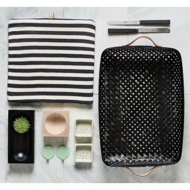 OYOY Sporta Large är en stor svart serveringskorg för bröd eller bakverk kuva