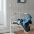 Aspö Stripe tapet på vit bakgrund och beige ränder