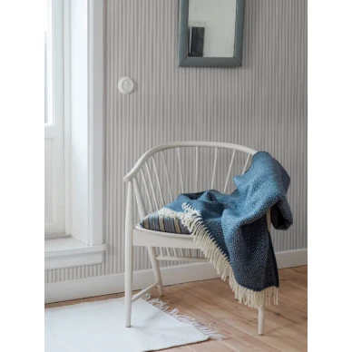 Aspö Stripe tapet på vit bakgrund och gråa ränder image