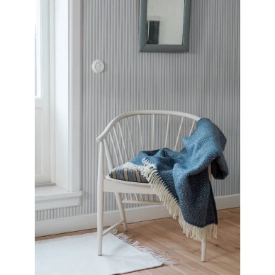 Aspö Stripe tapet på vit bakgrund och ljusblå ränder image