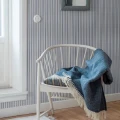 Aspö Stripe tapet på vit bakgrund och mörkblå ränder