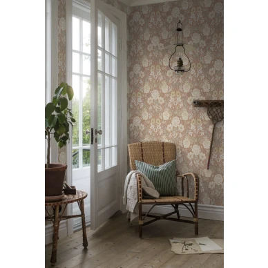 Dahlia Garden punainen kukkatapetti olohuoneeseen Borastapeterilta image