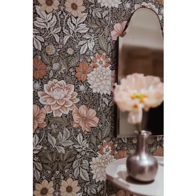 suurikuvoinen kukkatapetti dahlia sopii hyvin kodin makuuhuoneesee image