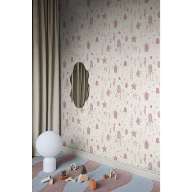 S10717 Della Pink Sandberg Wallpaper interior1 1403x2100 d6181ffe 2b2e 4862 9c61 33470258077c kuva