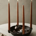 Bowl candle holder tummanharmaa adventti kynttilanjalka Ferm Livingilta