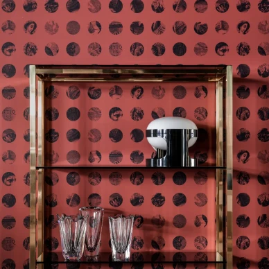 A Peep To The Past punainen pallotapetti ruokahuoneeseen Langelid von Bromssenilta image