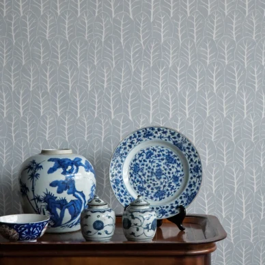 Coleslaw vaaleansininen lehtitapetti ruokahuoneeseen Langelid von Bromssenilta Glacier Blue image