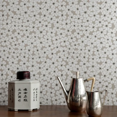 Flower Shower beige valkoinen kukkatapetti keittioon Langelid von Bromssenilta kuva