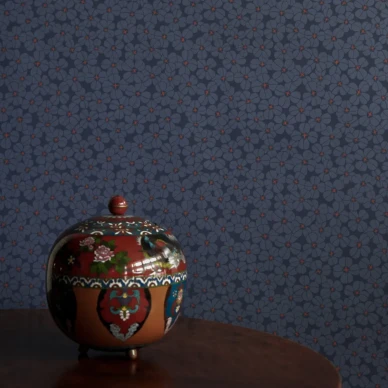 Flower Shower sininen kukkatapetti olohuoneeseen Langelid von Bromssenilta kuva