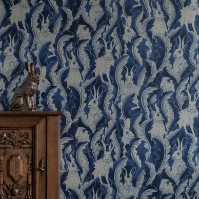 Hares in Hiding sininen elaintapetti lastenhuoneeseen Langelid von Bromssenilta image