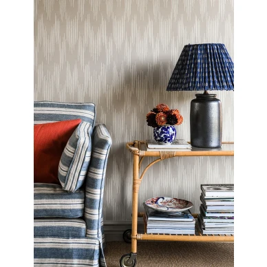 Ikat ruskea graafinen tapetti olohuoneeseen Langelid von Bromssenilta 13 52 kuva