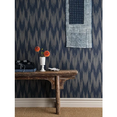 Ikat tummansininen graafinen tapetti Langelid von Bromssenilta 13 84 kuva