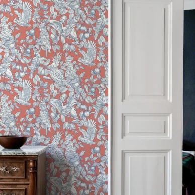 Talk About Cockatoos punainen lintutapetti Langelid von Bromssenilta Tomato kuva