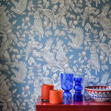 Talk About Cockatoos sininen lintutapetti Langelid von Bromssenilta Faded Denim kuva