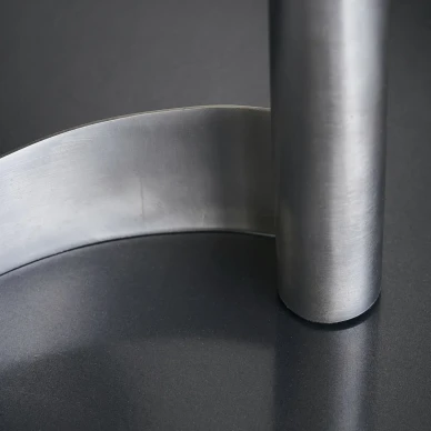 Ambur veistoksellinen kynttilanjalka House Doctorilta image