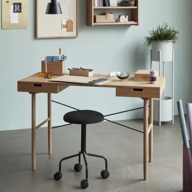 Liikkuva jakkara Stool with Wheels tyohuoneeseen Hubschilta kuva