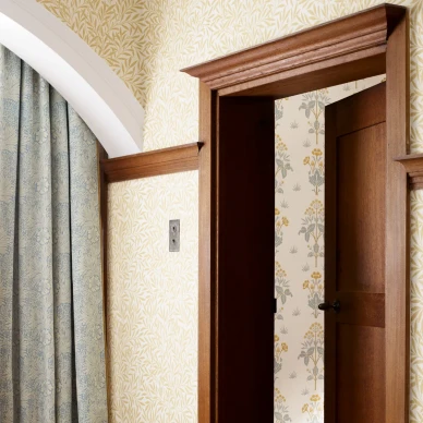 Willow keltainen lehtitapetti eteiseen Morrikselta image