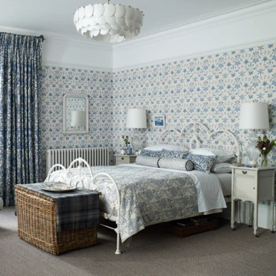 Daisy sinivalkoinen kukkatapetti makuuhuoneeseen Morrikselta image