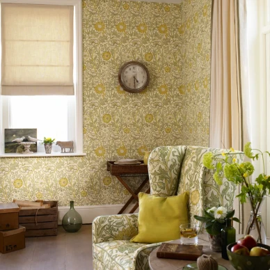 Pink and Rose keltainen kukkatapetti olohuoneeseen Morrikselta image