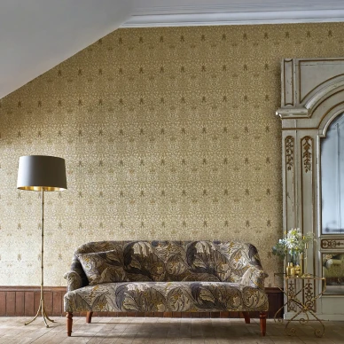 Snakeshead kullankeltainen kuviotapetti olohuoneeseen Morrikselta image