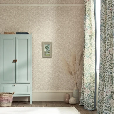 Mallow vaaleanroosa kukkatapetti makuuhuoneeseen Morris image